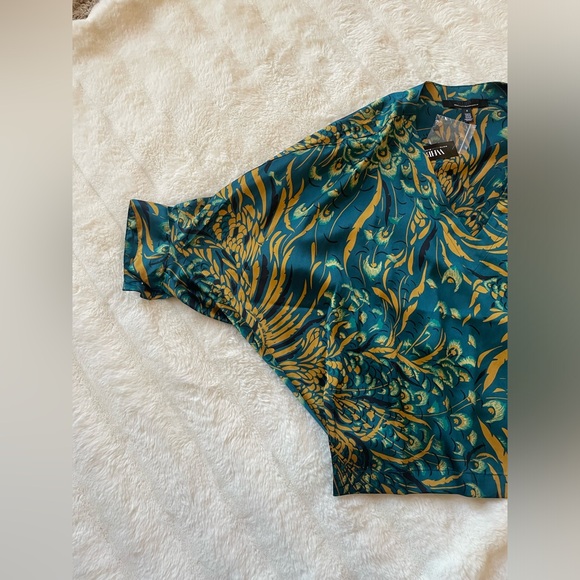 White House Black Market Top. - Picture 5 of 8